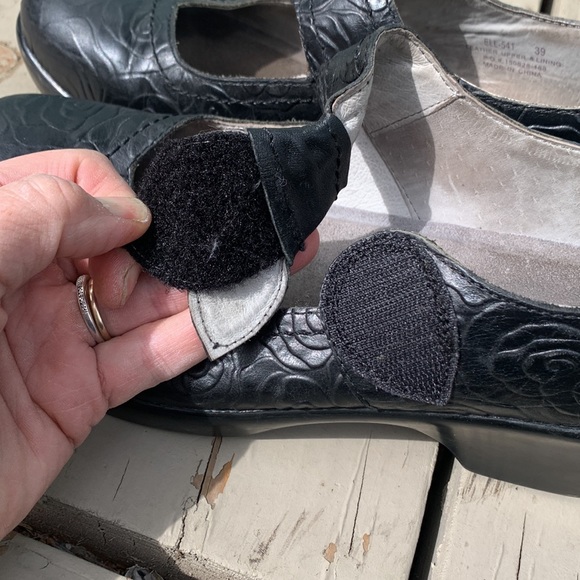 embossed roses black Mary Janes - Picture 13 of 13